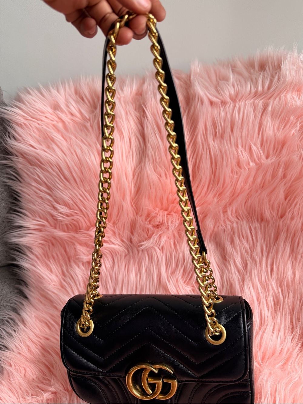 Gucci Black Leather Shoulder Bag with Gold Double G Chain - Picture 9 of 10